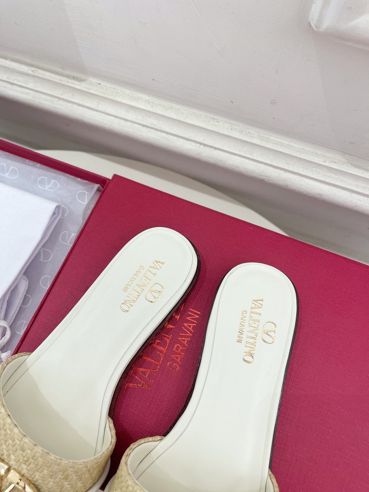 GARAVANI V LOGO SIGNATURE SLIDE IN BEIGE RAFFIA AND WHITE CALFSKIN