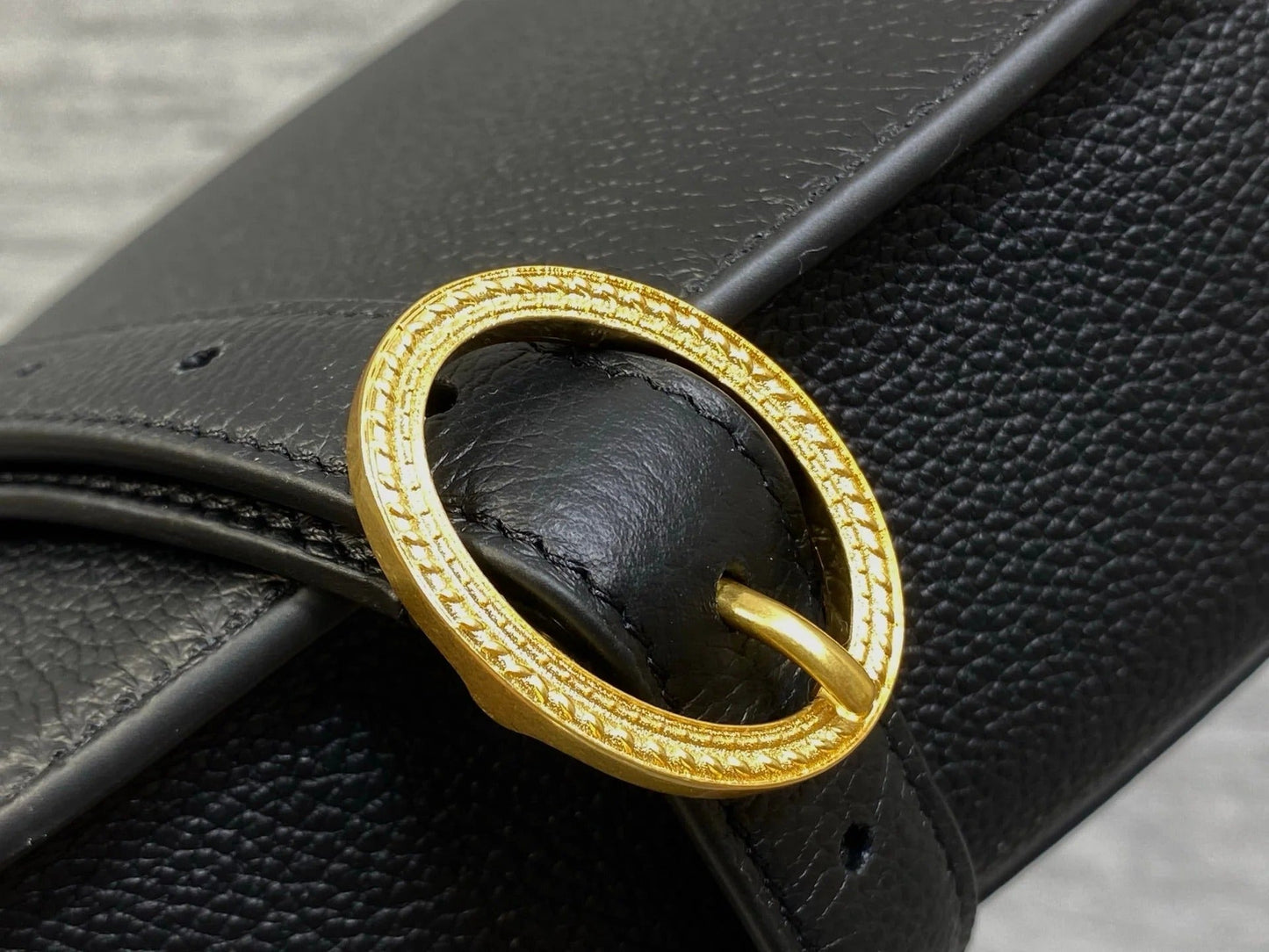 CD 2026 Médaillon Flap Bag 23cm Grained Calfskin
