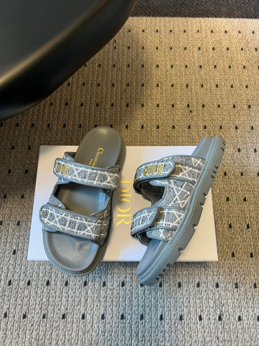 CD 26 Flat Slippers Gray Sheepskin Embroidered Fabric 621804