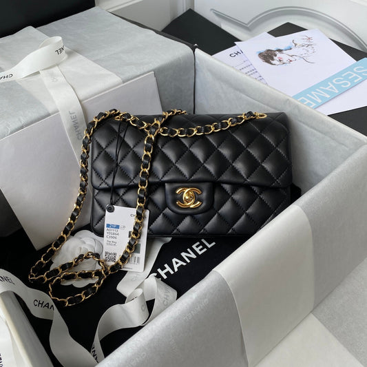 Medium Classic Flap Bag 23cm Lambskin Gold Hardware
