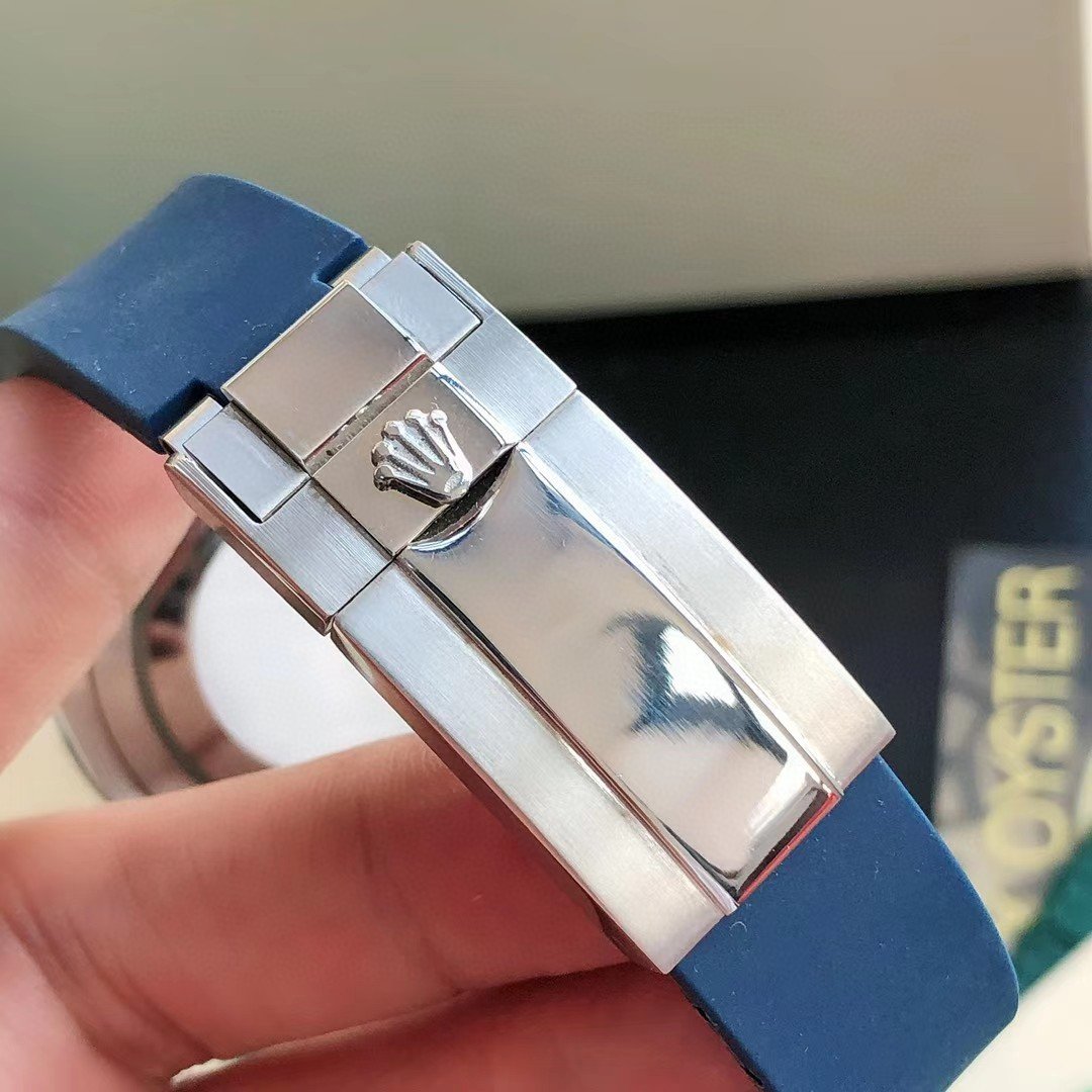 SUBMARINER DATE 41 BLUE BEZEL BLACK DIAL RUBBER STRAP